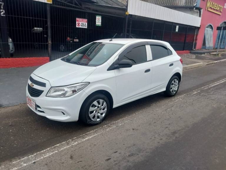 CHEVROLET - ONIX - 2018/2018 - Branca - R$ 47.800,00