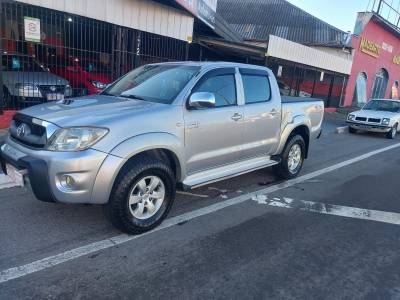 TOYOTA - HILUX - 2010/2011 - Prata - R$ 119.900,00