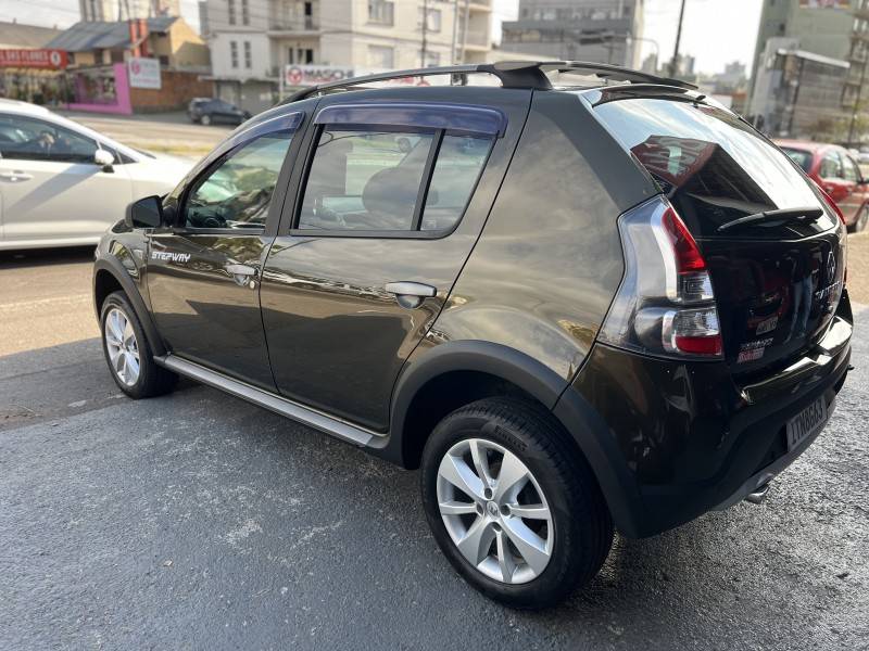 RENAULT - SANDERO - 2013/2013 - Verde - R$ 42.900,00