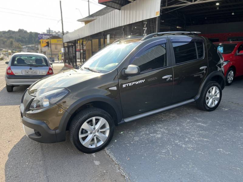 RENAULT - SANDERO - 2013/2013 - Verde - R$ 42.900,00