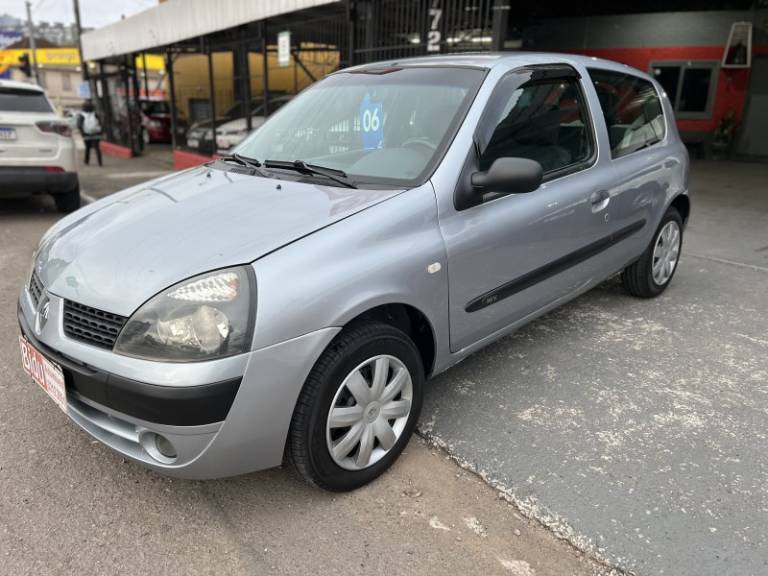 RENAULT - CLIO - 2005/2006 - Prata - R$ 18.900,00