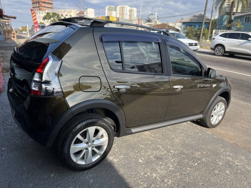RENAULT - SANDERO - 2013/2013 - Verde - R$ 42.900,00