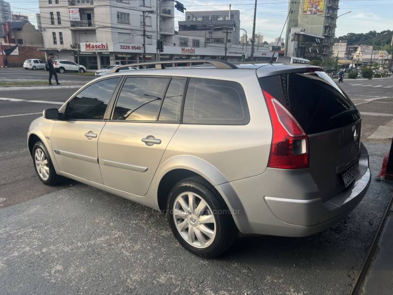 RENAULT - MÉGANE - 2011/2012 - Prata - R$ 34.900,00