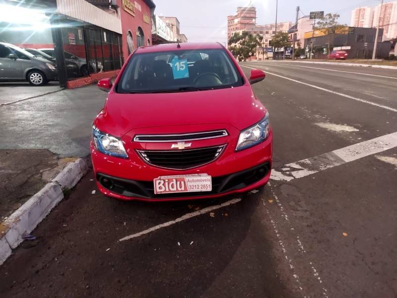 CHEVROLET - ONIX - 2014/2015 - Vermelha - R$ 49.800,00